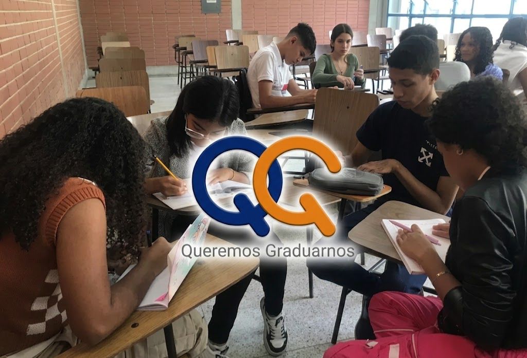 Estudiantes de QG concentrados tomando notas